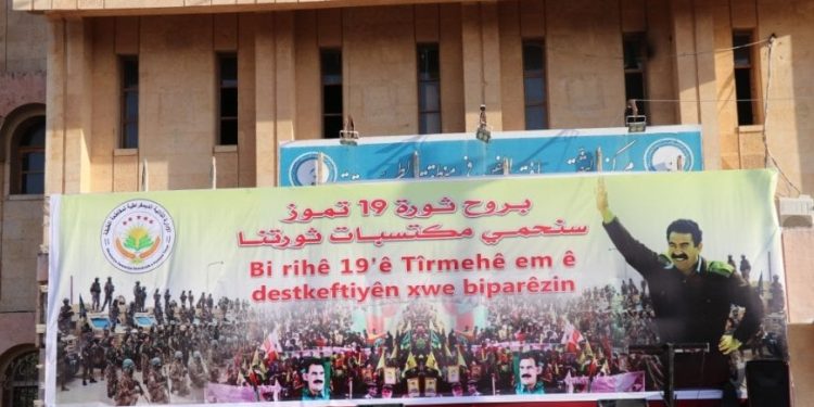 عشرات الآلاف يحيون الذكرى الثالثة عشرة لثورة ١٩ تموز