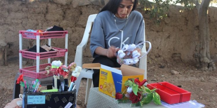 مبادرة بيئية ملهمة.. فتاة من ريف جل آغا تحول المهملات أدوات مفيدة
