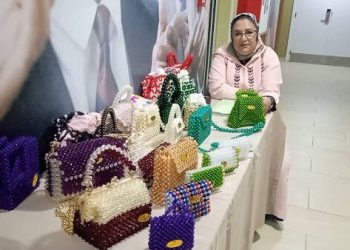 مغربية تعيد تشكيل حياتها بخرز العقيق