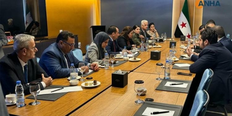 ممثلو الإدارة الذاتية يجتمعون مع مسؤولي الحكومة الانتقالية بدمشق