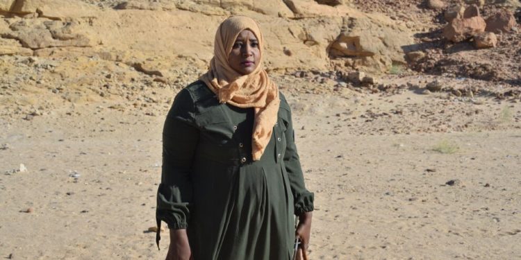 من أجل نقل الحقيقة… إعلامية سودانية تقف بالصفوف الأمامية للصراع