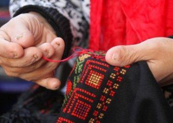من تراث الأمهات إلى مشاريع النساء… التطريز الفلسطيني بين المجد والدمار 