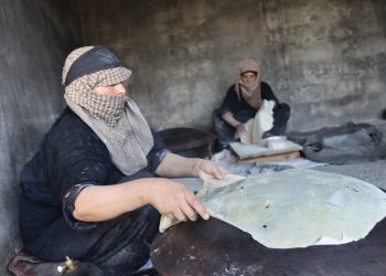 من خبز التنور تنبعث الكرامة… نساء حزيمة يعجنّ الحياة من رماد الحرب