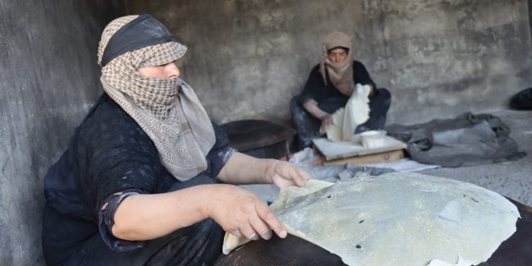 من خبز التنور تنبعث الكرامة… نساء حزيمة يعجنّ الحياة من رماد الحرب