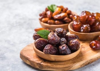 منها التمر وبذور الشيا.. خبراء الصحة ينصحون بتناول هذه الأطعمة على معدة فارغة في الصباح
