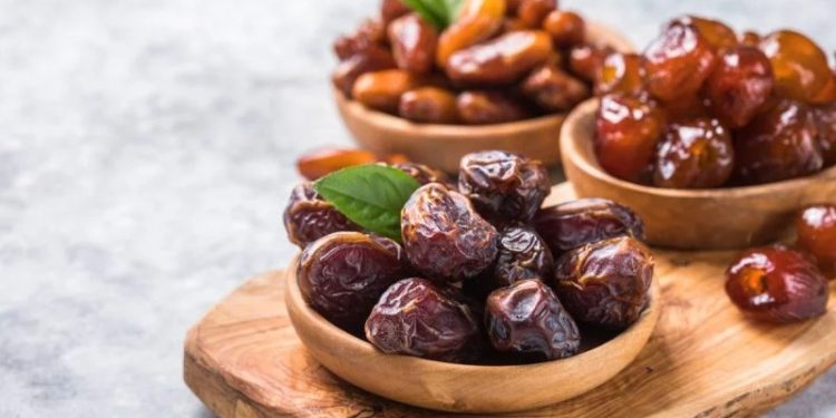 منها التمر وبذور الشيا.. خبراء الصحة ينصحون بتناول هذه الأطعمة على معدة فارغة في الصباح