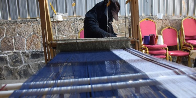 نساء ينسجن أحلامهن.. حياكة المعاوز حرفة بأيدٍ ناعمة