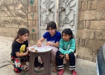 بأنامل صغيرة.. ثلاث فتيات يصنعن الجمال