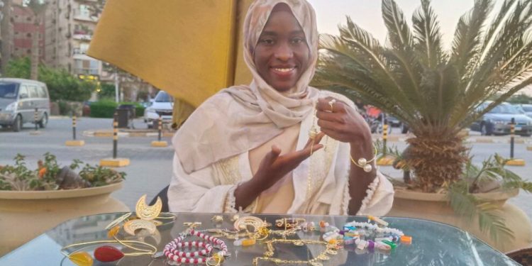 من النزاع إلى الإبداع… رحلة لاجئة سودانية في بناء مشروع يدوي عابر للحدود