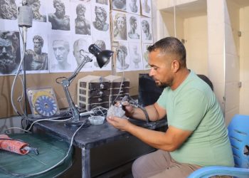 محمود حمداوي.. نحات من الرقة يعيد إحياء التاريخ بالحجر