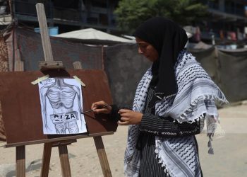 فنانة ترسم مجاعة غزة برماد قِدْر فارغٍ من الطعام