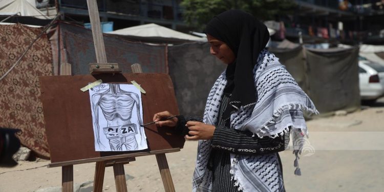 فنانة ترسم مجاعة غزة برماد قِدْر فارغٍ من الطعام
