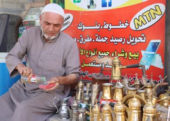 على قارعة الطريق… رجل يحوّل دلال القهوة مرآة للتراث