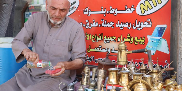 على قارعة الطريق… رجل يحوّل دلال القهوة مرآة للتراث