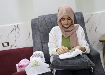 حلم بخيوط ملونة يحول القماش إلى لوحات تراثية