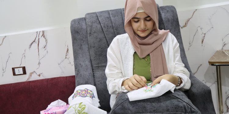 حلم بخيوط ملونة يحول القماش إلى لوحات تراثية