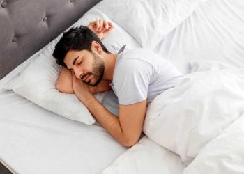 التحدث أثناء النوم.. ظاهرة طبيعية أم مشكلة تتطلب تدخّل علم النفس؟