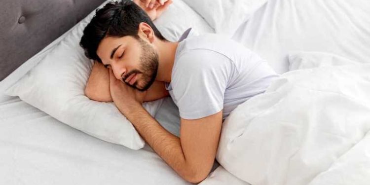 التحدث أثناء النوم.. ظاهرة طبيعية أم مشكلة تتطلب تدخّل علم النفس؟