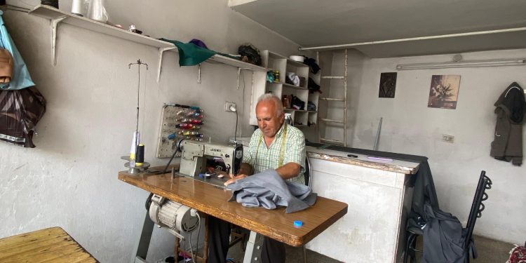 خيوط من الحكمة وإبرة من صبر.. رجل مسن تشبث بمهنة الطفولة