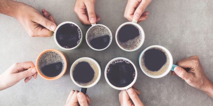 كوب الكافيين الصباحي يرفع المعنويات بحسب الوقت والطريقة والصحبة