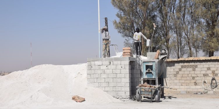 “أربعون ألفاً لا تكفي”… حكاية عمال المياومة بين الطوب والإسمنت