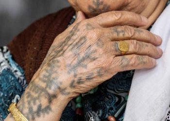 “الوشم بالنقطة السوداء” تقليد ضارب في عمق التاريخ