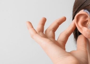 ما عليك معرفته: رابط بين مشاكل السمع والخرف