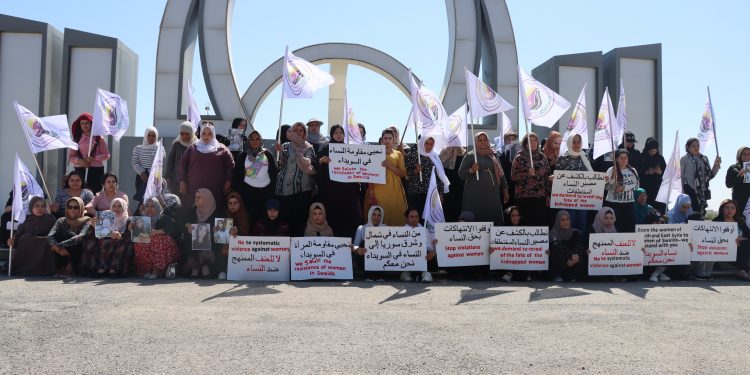 وقفة احتجاجية في الطبقة.. نضال نسائي موحّد من شنكال إلى السويداء
