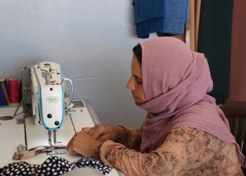 بين صوت الماكينة وصمت الحاجة قصة صمود امرأة في مخيم نوروز