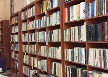 “شلير” حين تلتقي الكتب برائحة القهوة