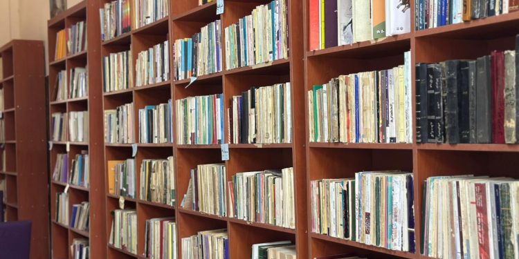 “شلير” حين تلتقي الكتب برائحة القهوة