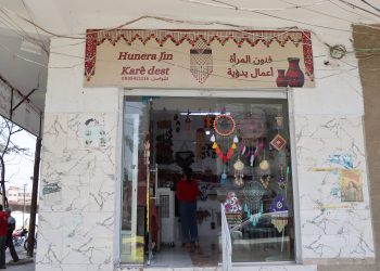على أنغام الخرز وصوت الإبر محل صغير يفتح أبواب الأمل للحرف اليدوية في قامشلو
