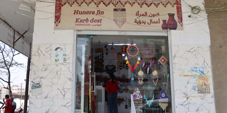 على أنغام الخرز وصوت الإبر محل صغير يفتح أبواب الأمل للحرف اليدوية في قامشلو