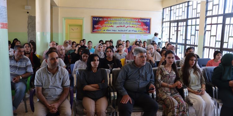 76 طالبًا وطالبة يحققون النجاح في الثانوية العامة بالطبقة