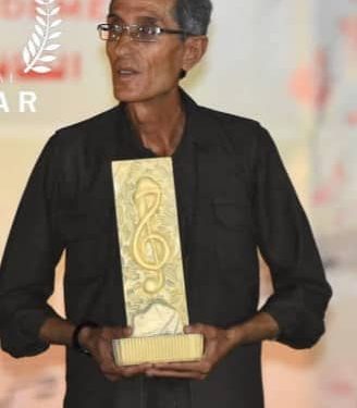أربعة عقود من الزمن والعود رفيق نضاله الفني