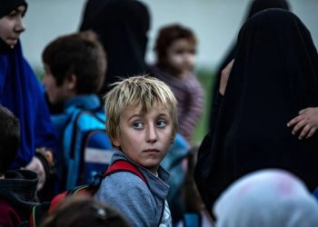 فرنسا تُجلي 13 طفلاً وامرأة من أُسر داعش