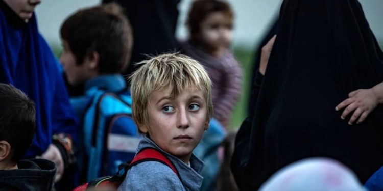 فرنسا تُجلي 13 طفلاً وامرأة من أُسر داعش