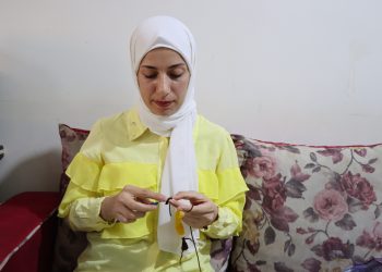 عشرينية تحترف صناعة الدمى من الصوف