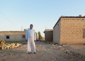 بإرادته حوّل بقايا طريق متهالك إلى ممر لخدمة منزله