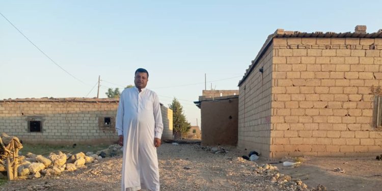 بإرادته حوّل بقايا طريق متهالك إلى ممر لخدمة منزله