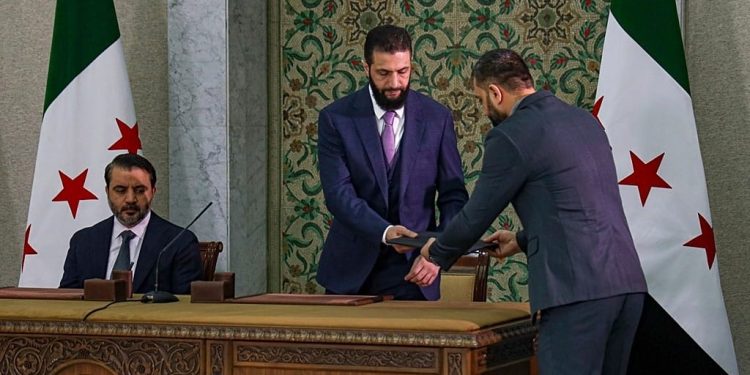 حقوقيون وسياسيون: الإعلان الدستوري تدوير المركزية وتقويض الديمقراطية