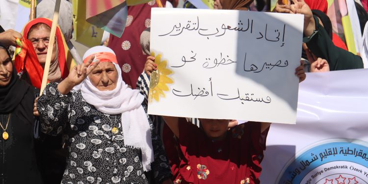 ناشطون وإداريون: تقرير المصير حق مشروع للشعب السوري