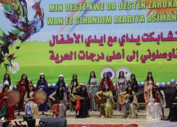 ثلاث شابات موهوبات جمعهنَّ حب الموسيقا وأحلام فنية