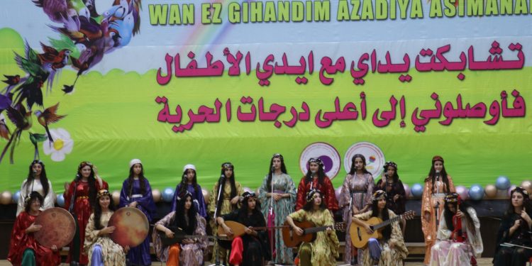 ثلاث شابات موهوبات جمعهنَّ حب الموسيقا وأحلام فنية
