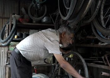 سبعيني يحافظ على إرث الدراجات الهوائية في قلب الدرباسية