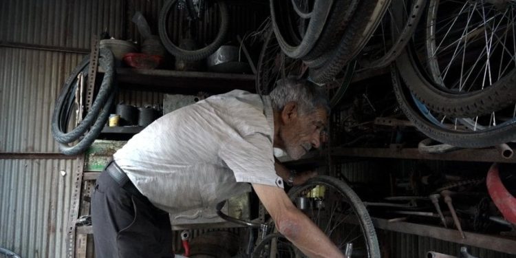 سبعيني يحافظ على إرث الدراجات الهوائية في قلب الدرباسية