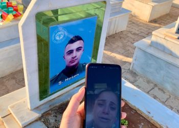 أم ثكلى تحيي ذكرى شهادة ولدها عبر شاشة الهاتف