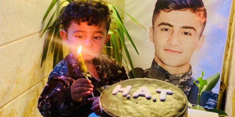 شمعة النصر.. طفل في بدلة الشهيد يحتفل بميلاده الثالث