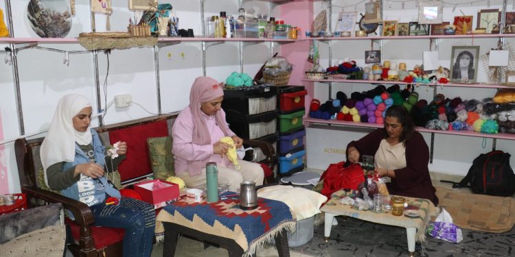 مشروع للحرف اليدوية.. حلم تحقق بعد صعوبات وأعوام من السعي