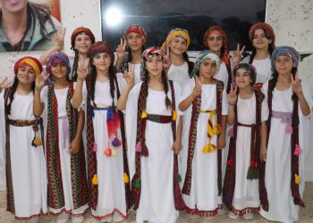 فرقة “زريا باركين” الفلكلورية إحياء تراث الكوجرات بروح الطفولة